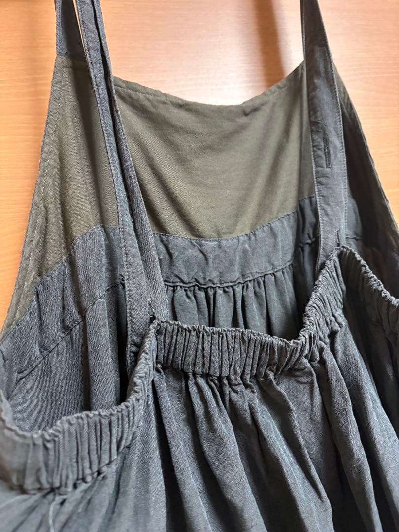 ネストローブ　シルクリネンエプロンワンピース　インクブラック