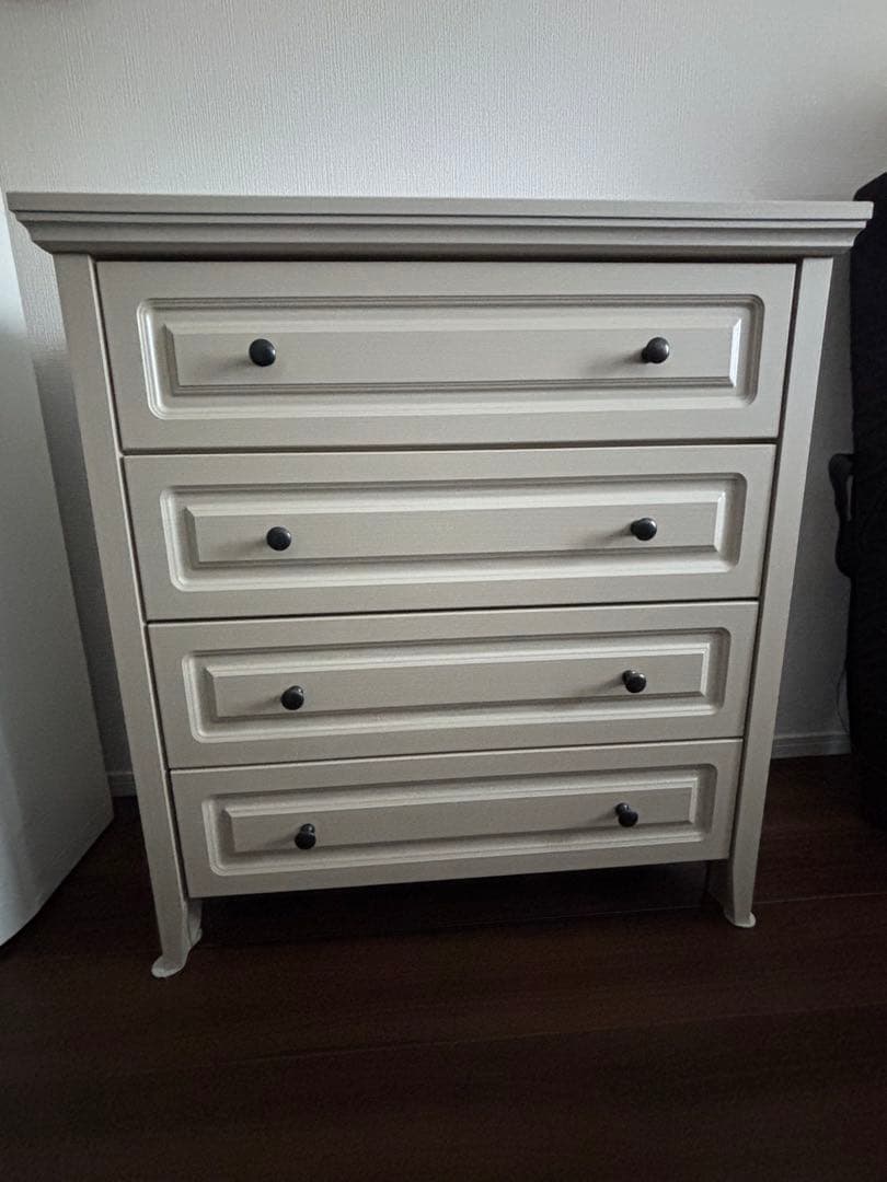 クリーム色の木製チェスト 4段