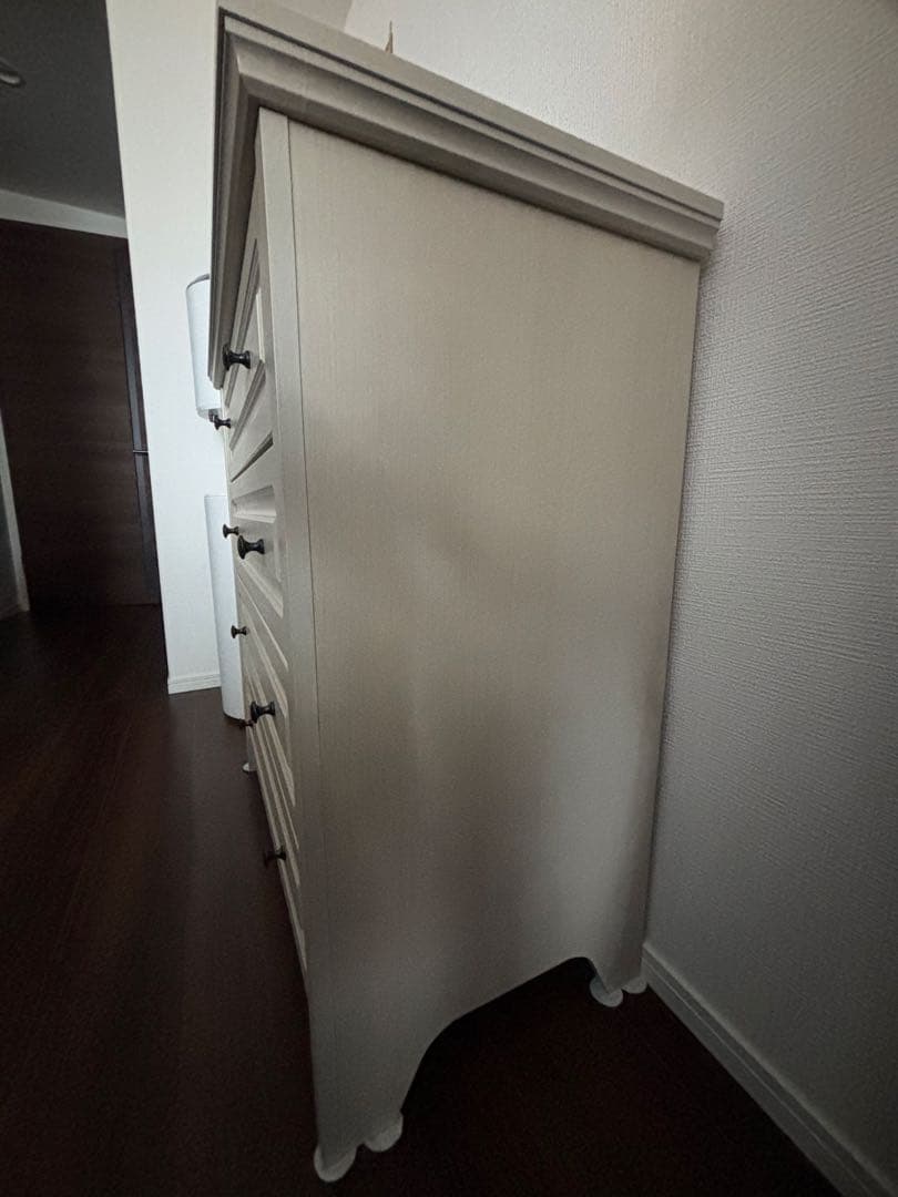 クリーム色の木製チェスト 4段