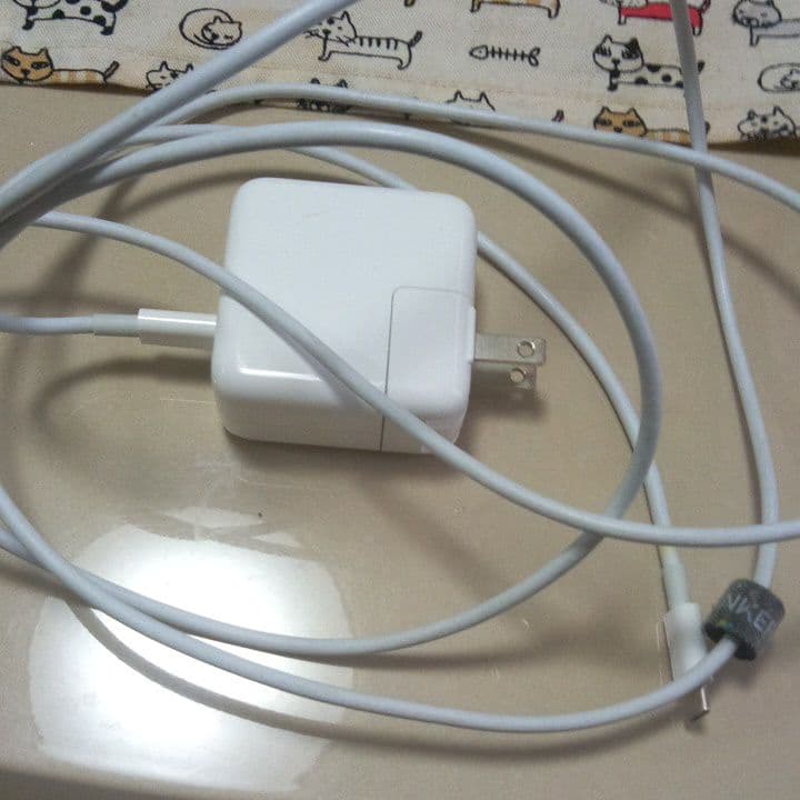 MacBook充電ケーブル