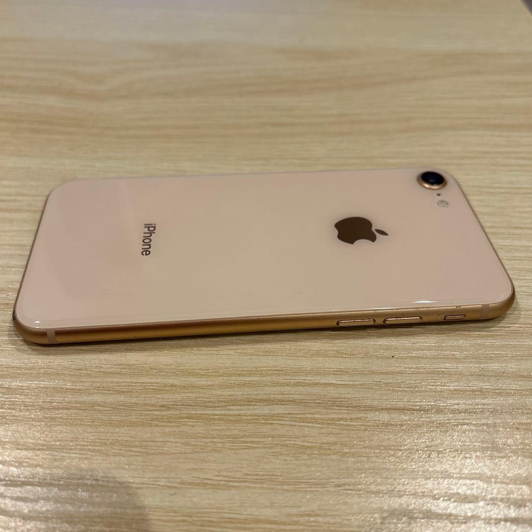 iPhone 8 ゴールド 本体 64G フィルムと画面外に傷あり