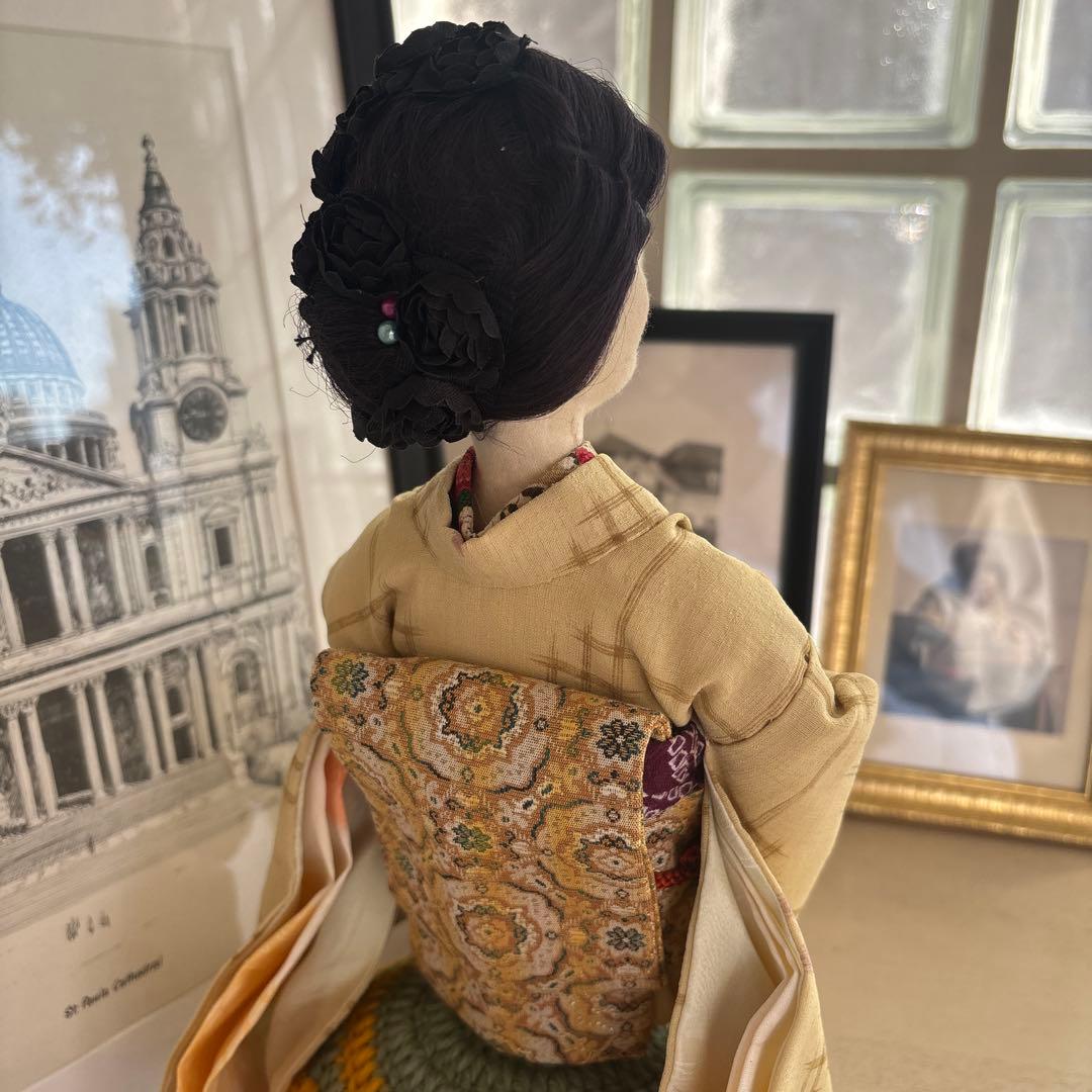 薄い黄色の着物の人形