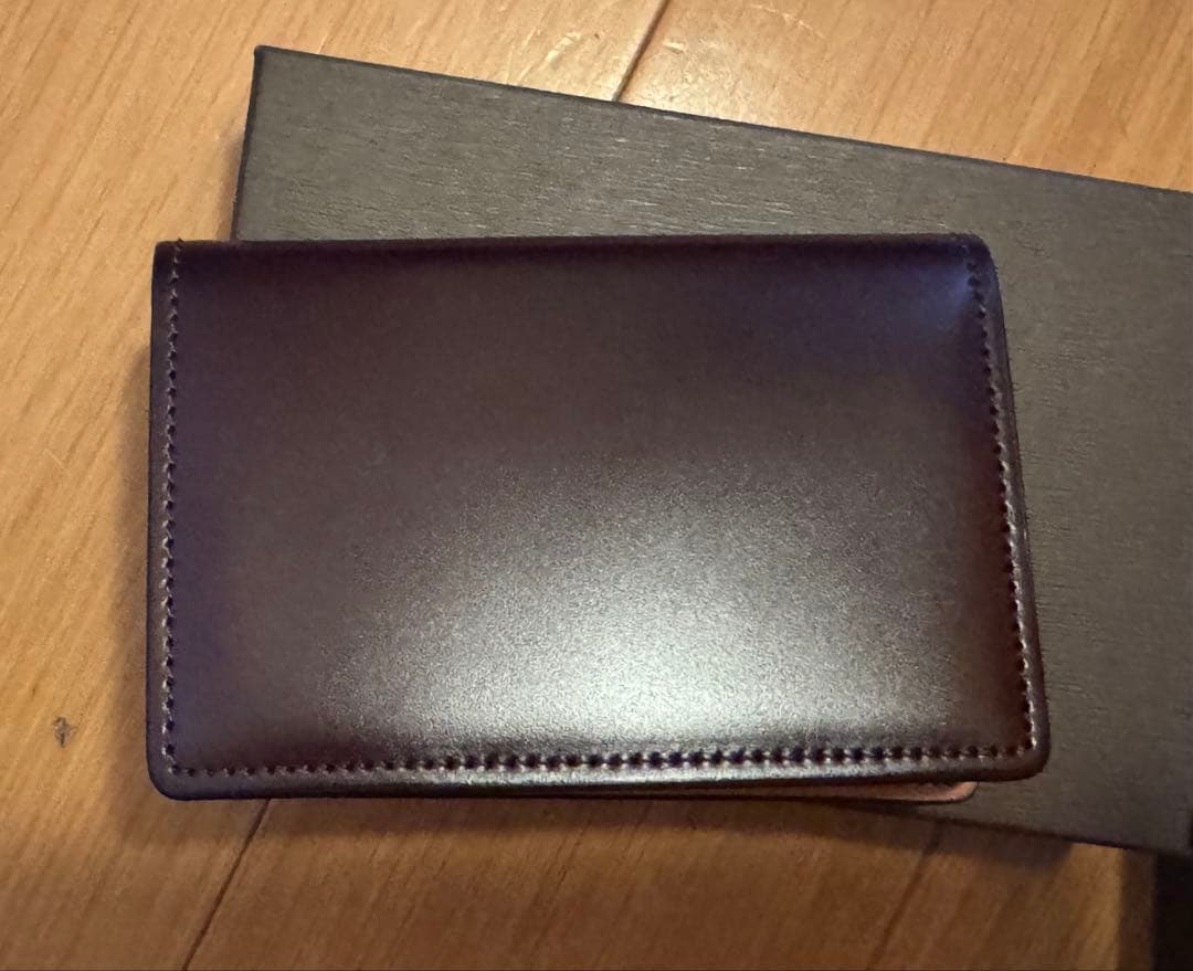 ココマイスターの名刺入れ。コードバンです。