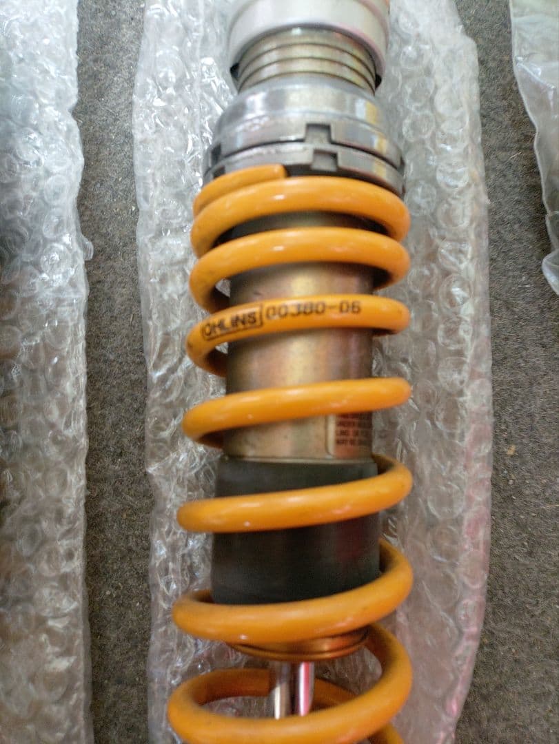 OHLINS 調整可能サスペンション オレンジ