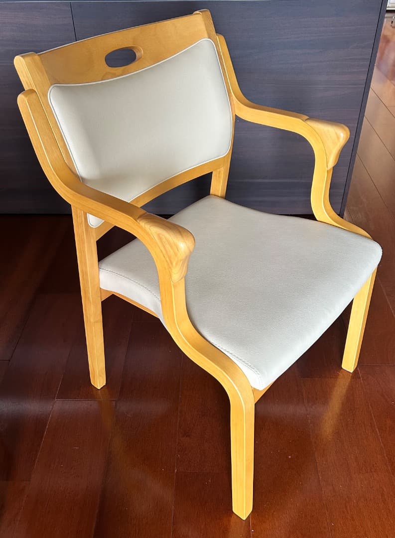 介護・高齢者用椅子　ハーフアームで立ち座りらくらく