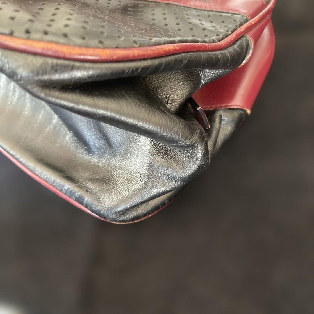 プラダ　黒と赤のパーフォレーションハンドバッグ