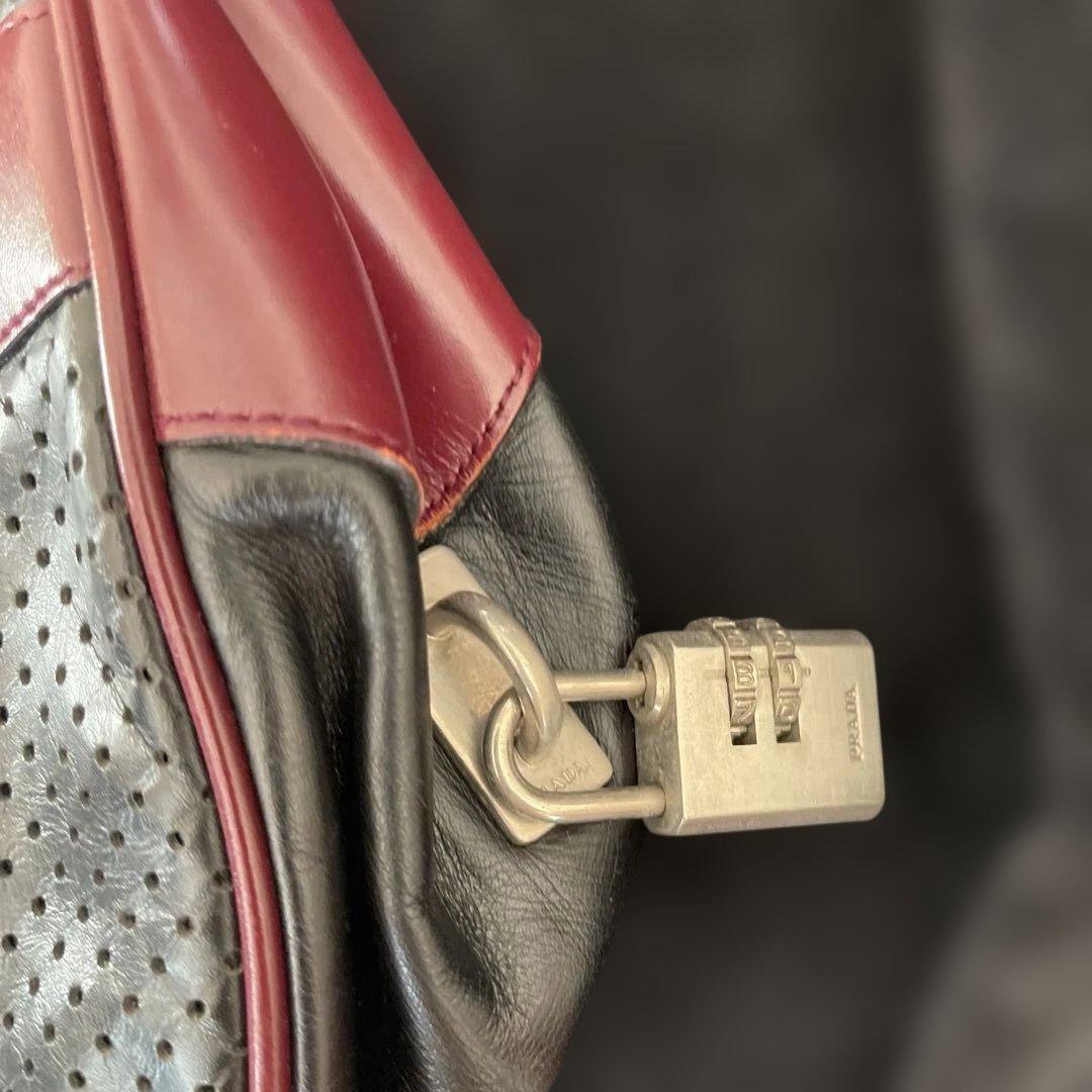 プラダ　黒と赤のパーフォレーションハンドバッグ