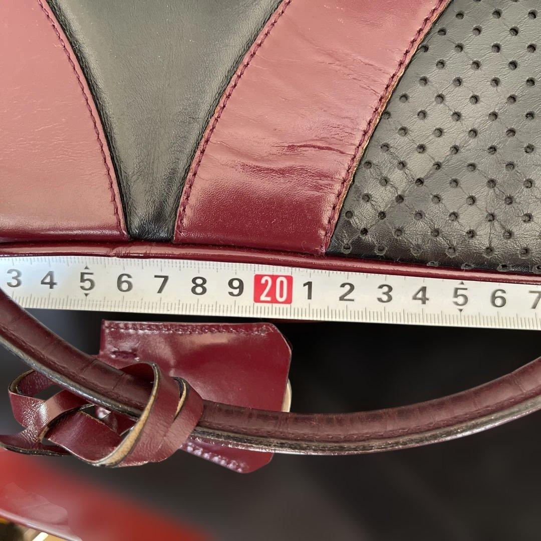 プラダ　黒と赤のパーフォレーションハンドバッグ