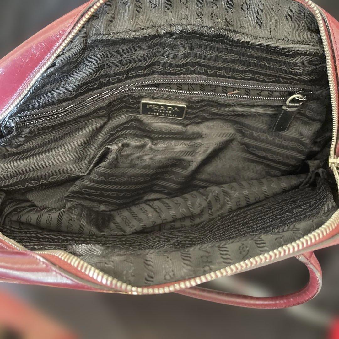 プラダ　黒と赤のパーフォレーションハンドバッグ