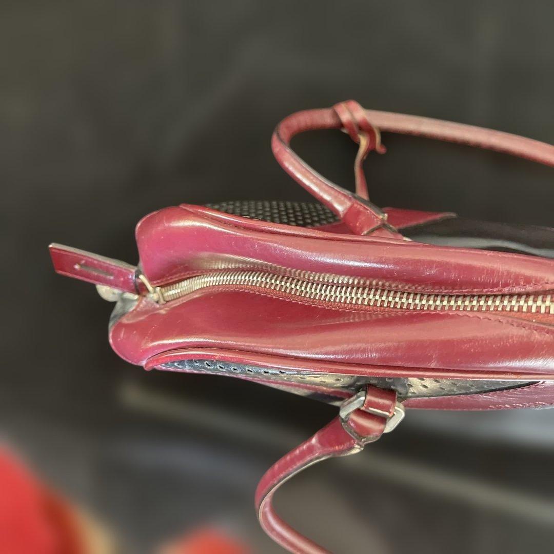 プラダ　黒と赤のパーフォレーションハンドバッグ