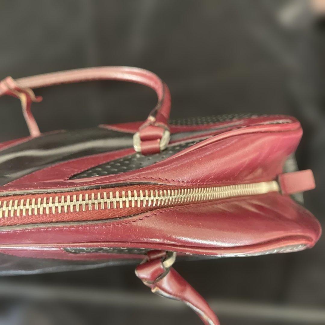 プラダ　黒と赤のパーフォレーションハンドバッグ