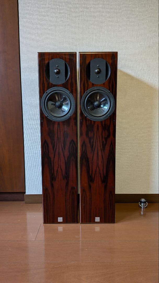 Vienna Acoustics Bach Grand VJ-1BG（左）