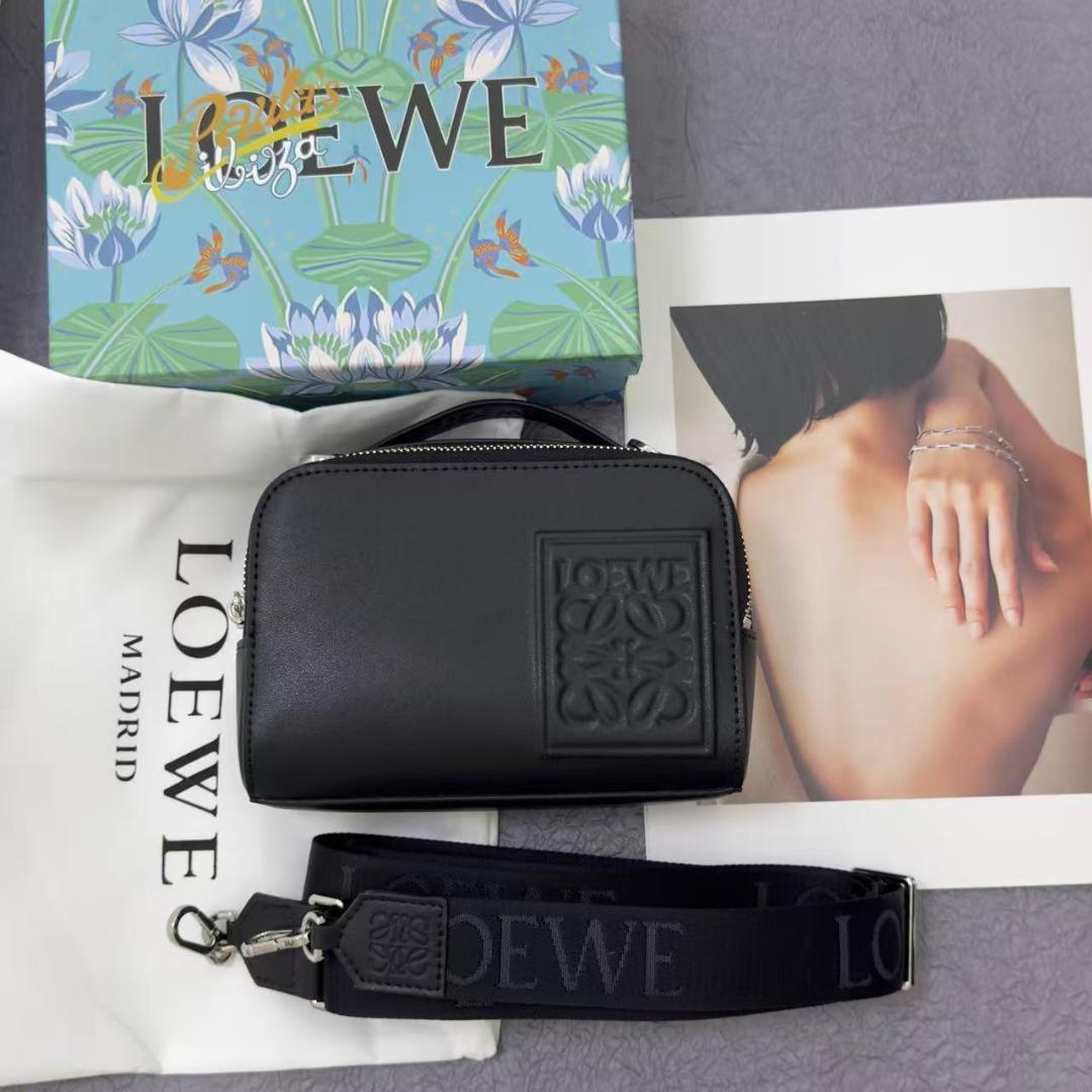 ブラックレザーのメッセンジャーバッグ