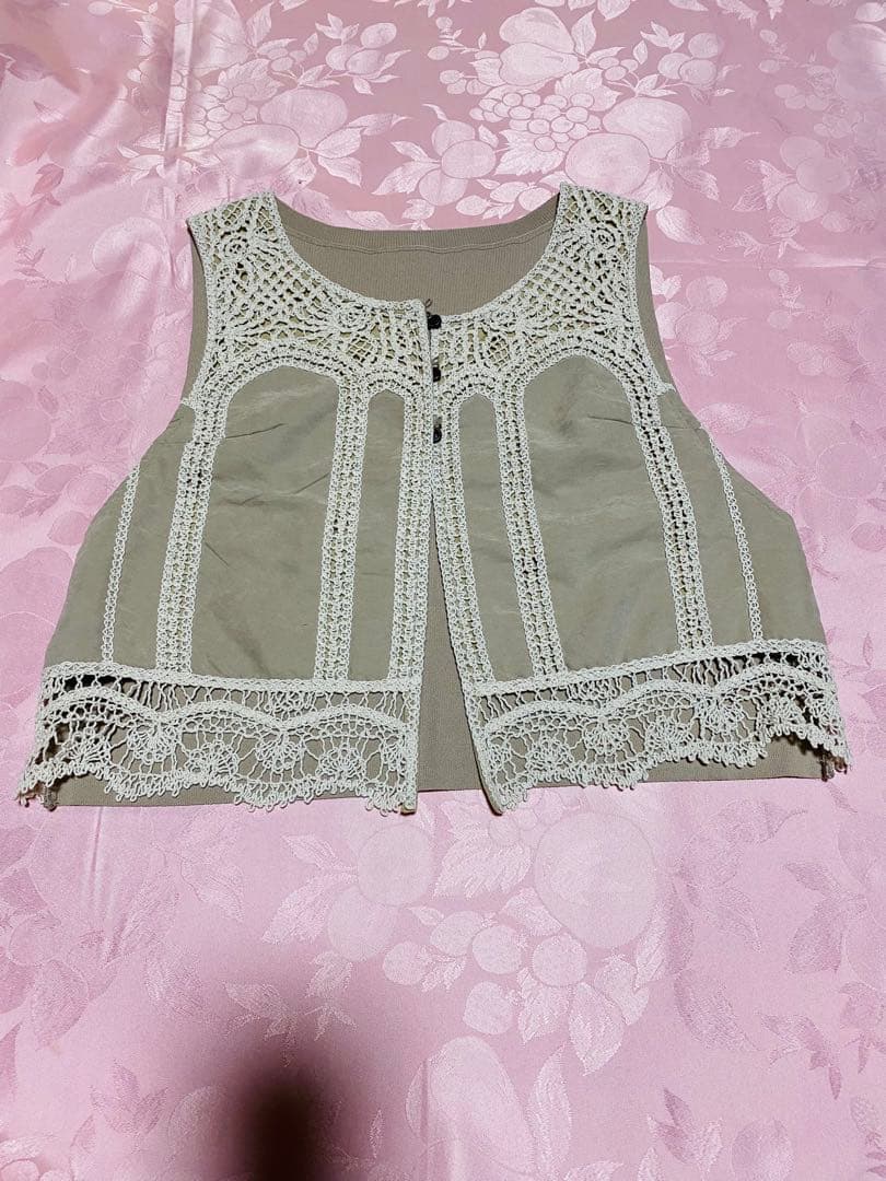 クールカレアン　 レース付きベージュのノースリーブベスト