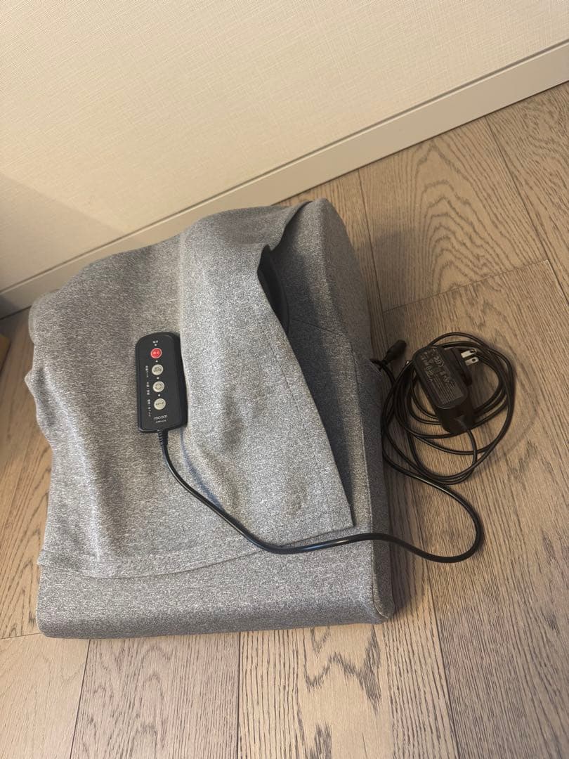 ディノス　モームピロー　リモコン付きマッサージクッション グレー