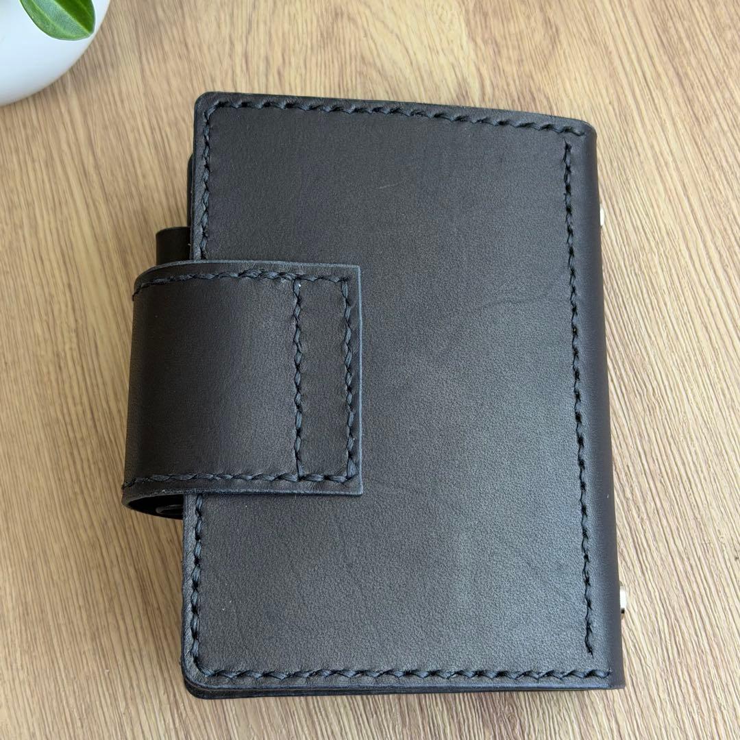 にこにこママページ【ヌメ革】M５システム手帳　ひねり錠　ブラック＆カウ柄