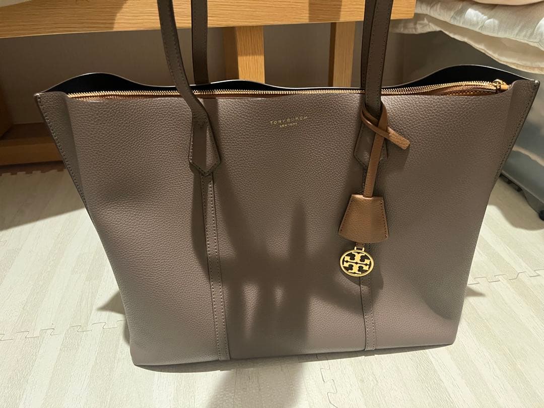 （桜）Tory Burch グレー ビジネスバッグ 保存袋付き