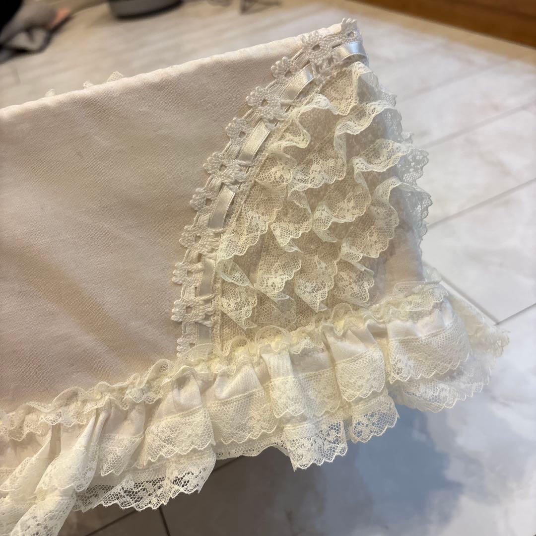 ヒスクローネ　フリル付きホワイト収納ボックス