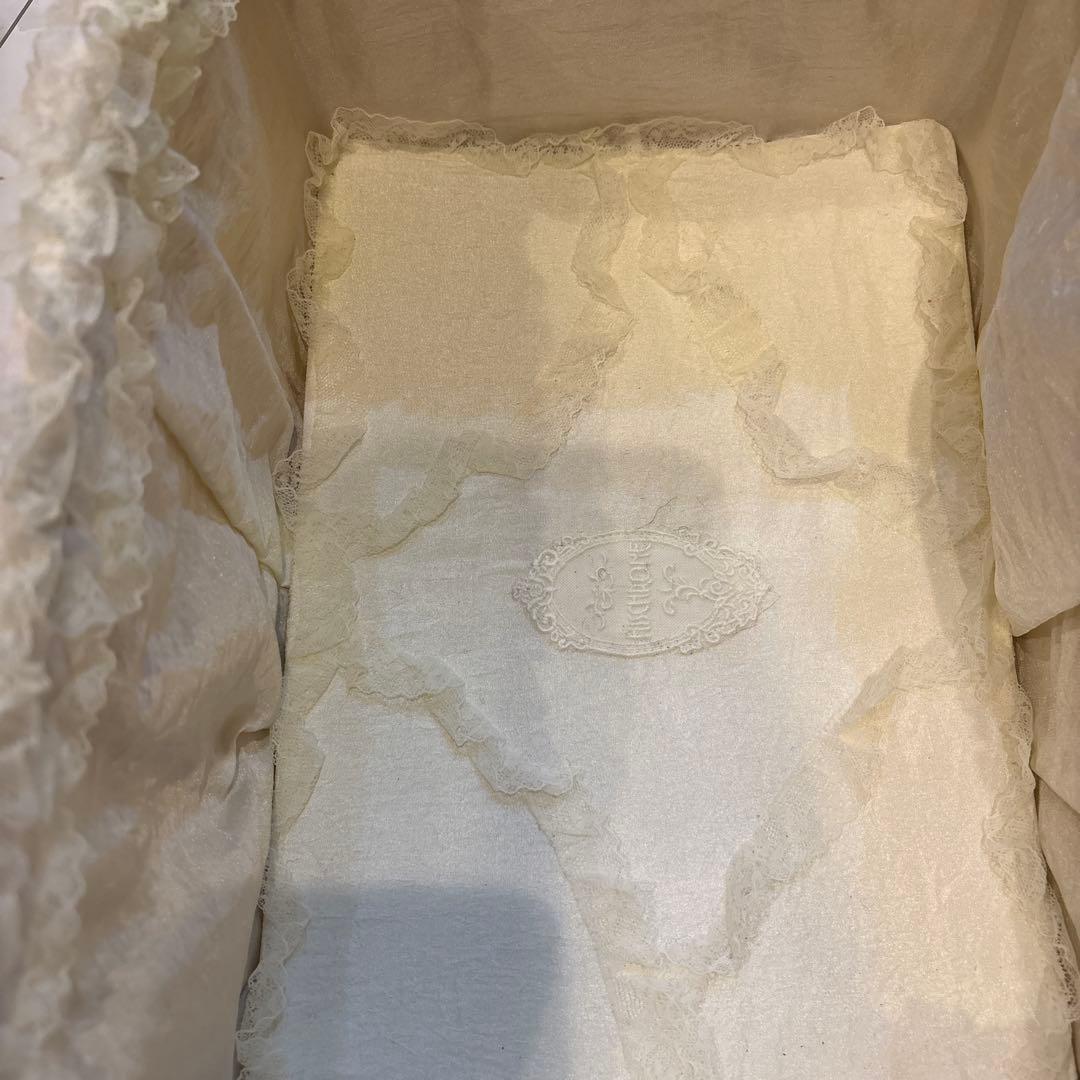 ヒスクローネ　フリル付きホワイト収納ボックス