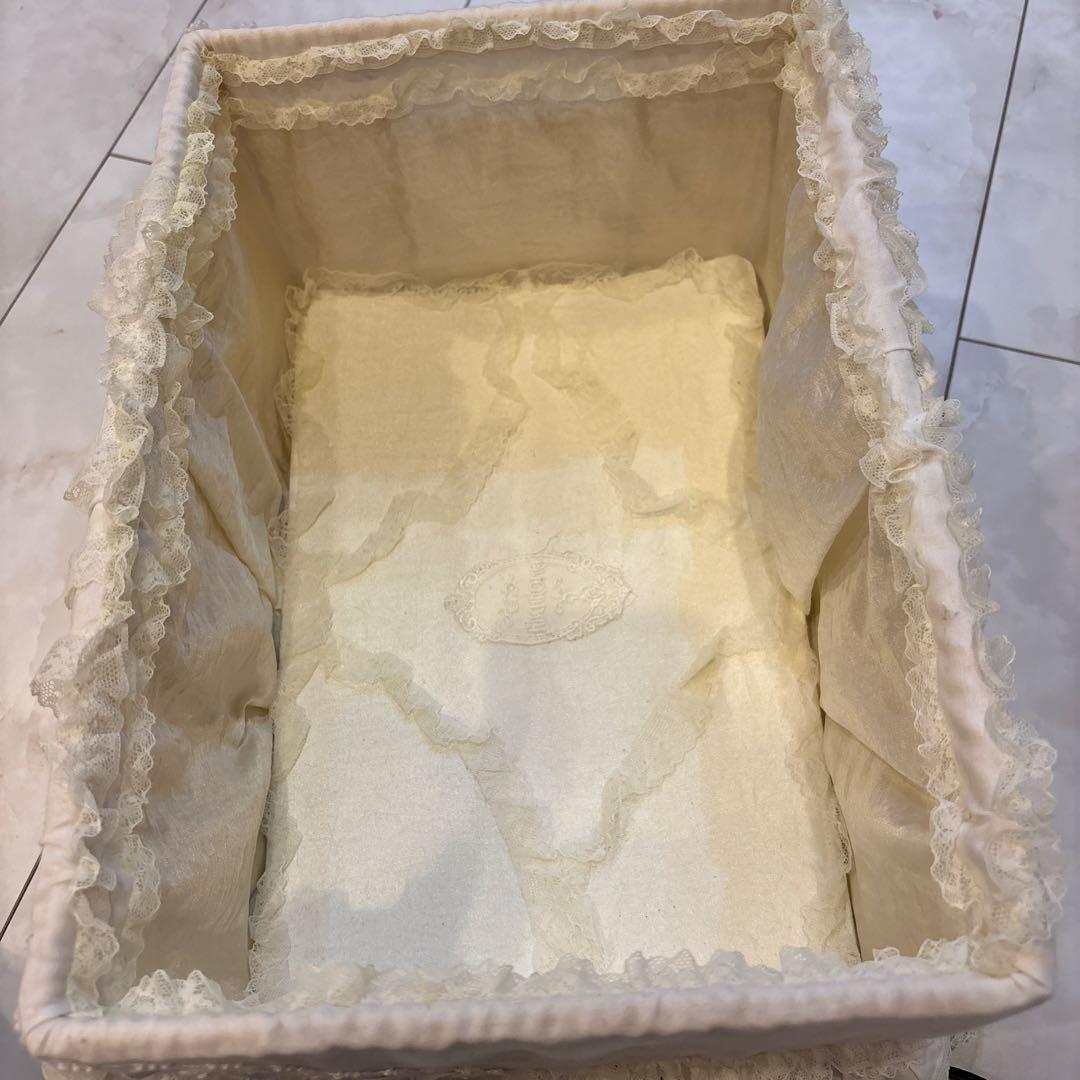 ヒスクローネ　フリル付きホワイト収納ボックス