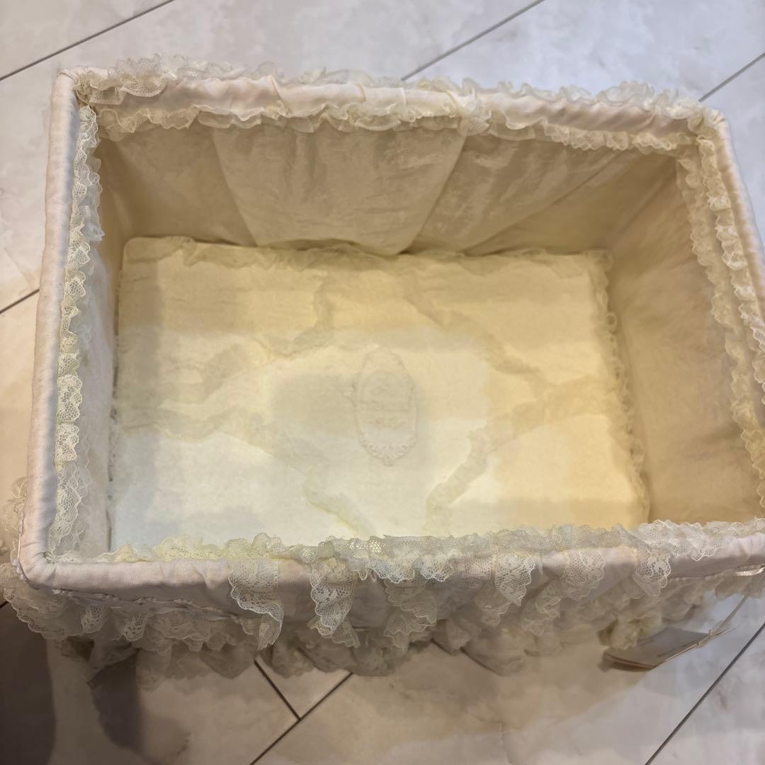 ヒスクローネ　フリル付きホワイト収納ボックス