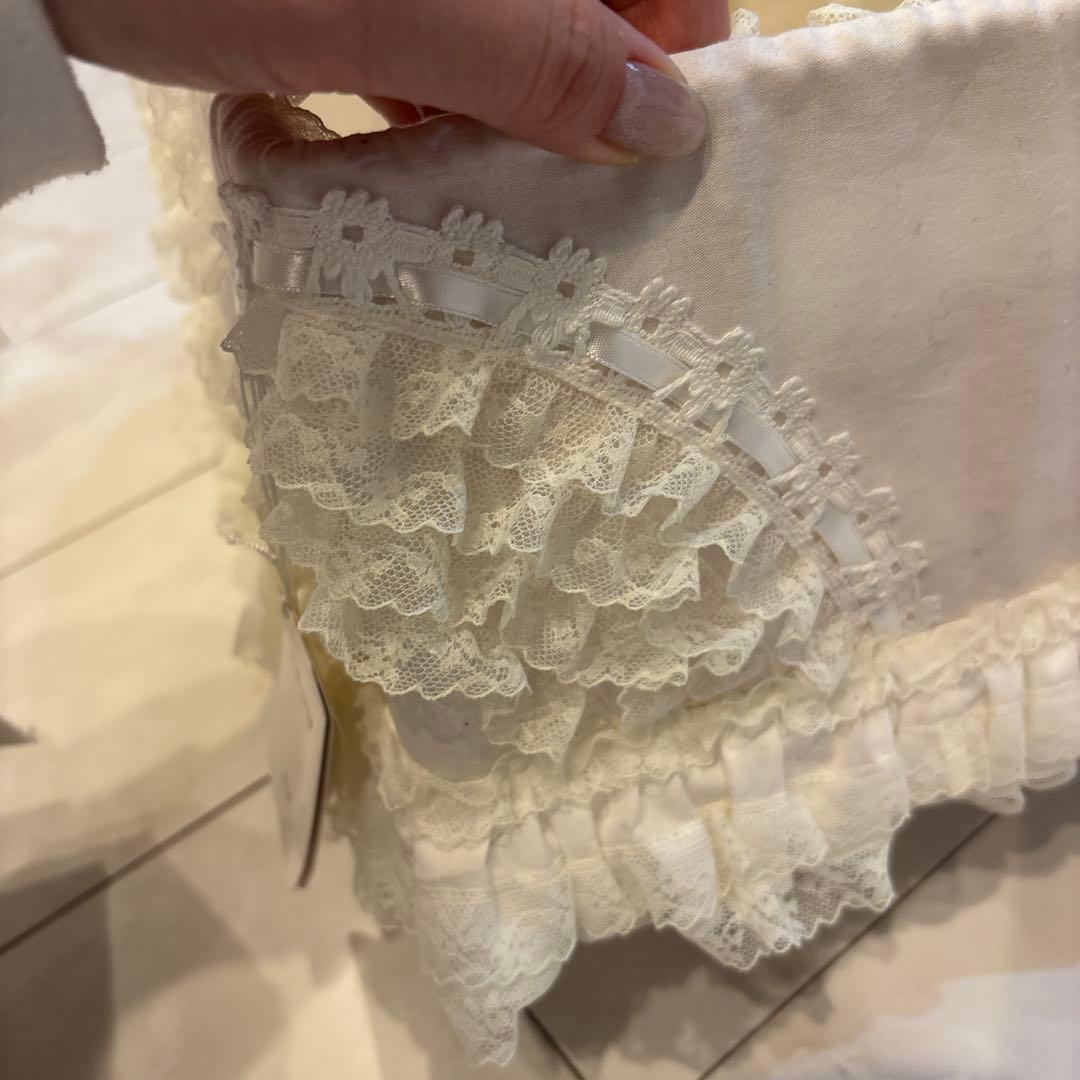 ヒスクローネ　フリル付きホワイト収納ボックス