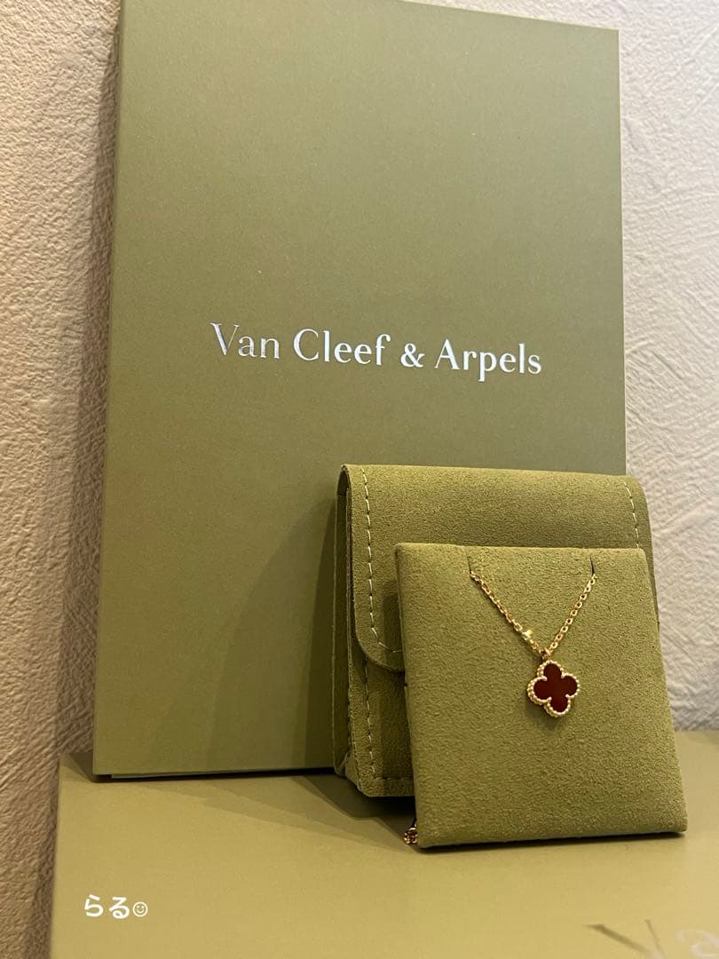 Van Cleef & Arpels スウィート　アルハンブラ・カーネリアン