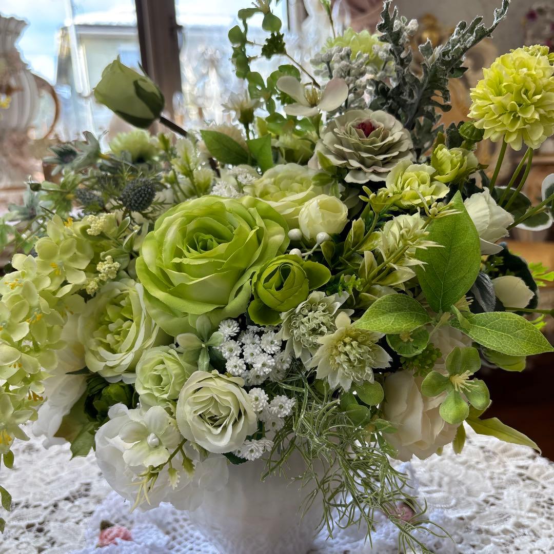 薄黄緑のフラワーアレンジメント 造花