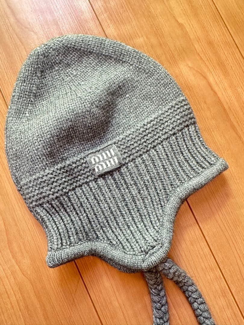 MIU MIU グレー Mサイズ ニット帽 ボンボン付き