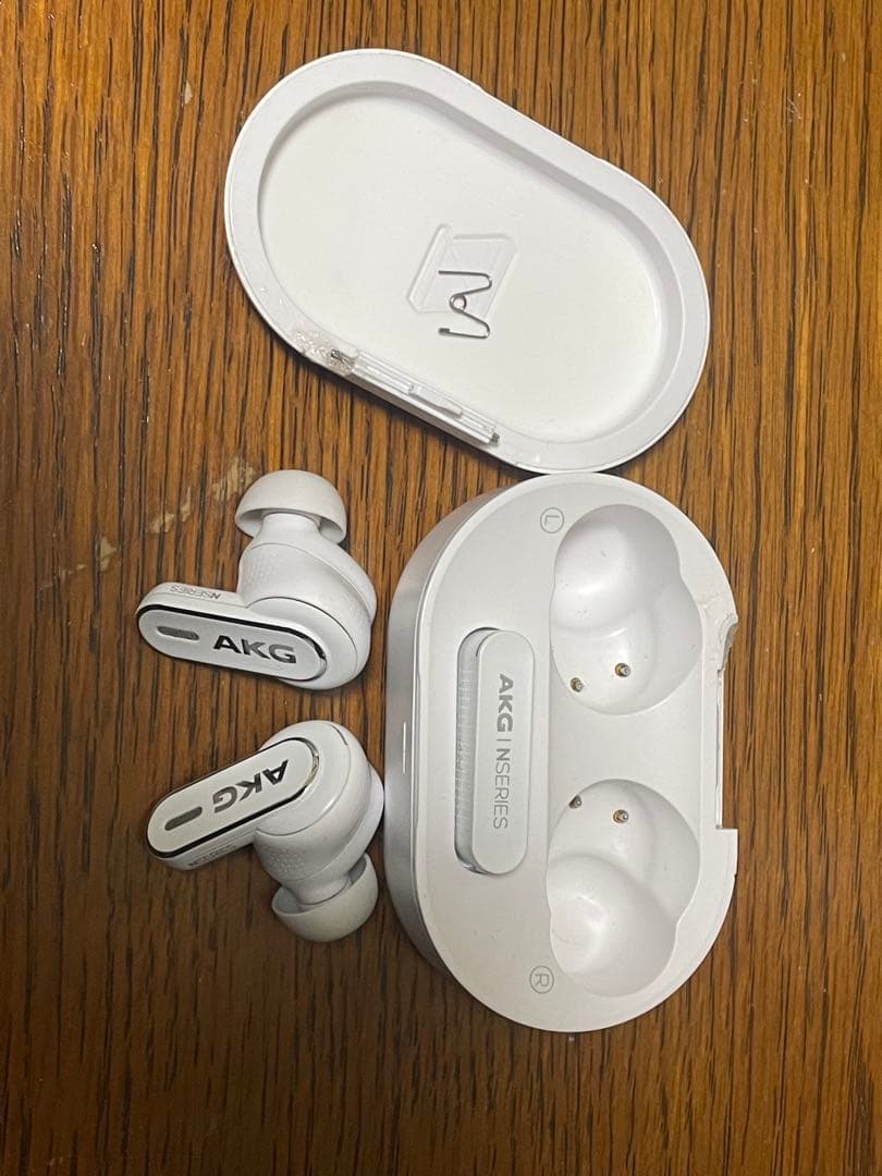 AKG N5 ワイヤレスイヤホン ホワイト 充電ケース（破損）
