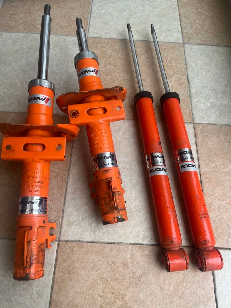 ポロ6RアウディA1 KONI ショックアブソーバー 4本セット