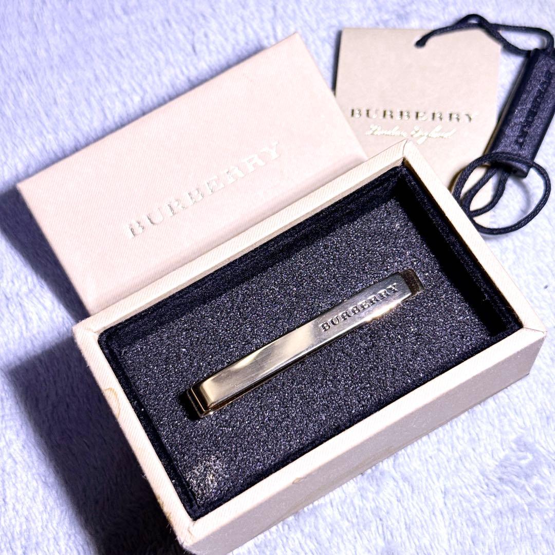 現行【未使用】バーバリー ネクタイピン ゴールド金具 スーツ メンズ 付属品付き