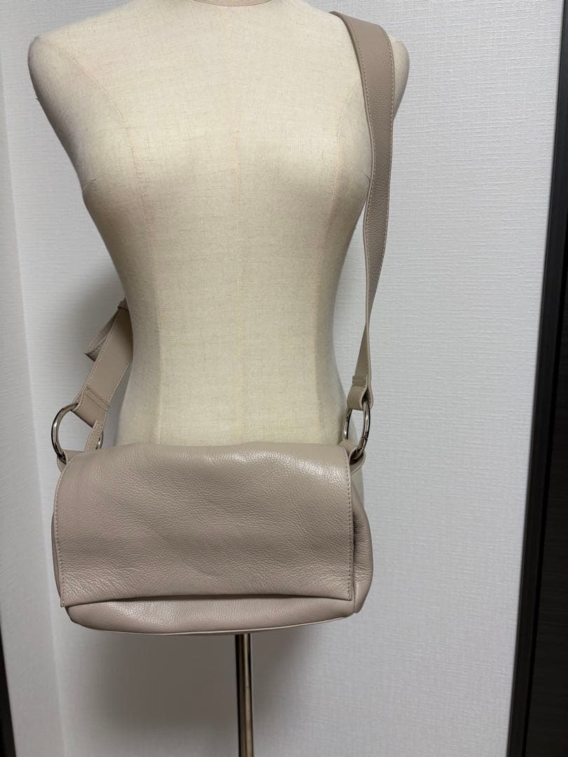 美品 BEARDSLEY レザーボディバッグ