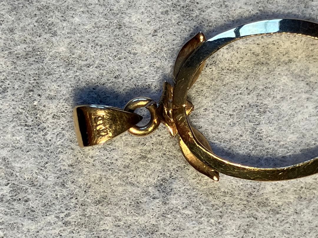 ゴールドネックレスのはずれた部分