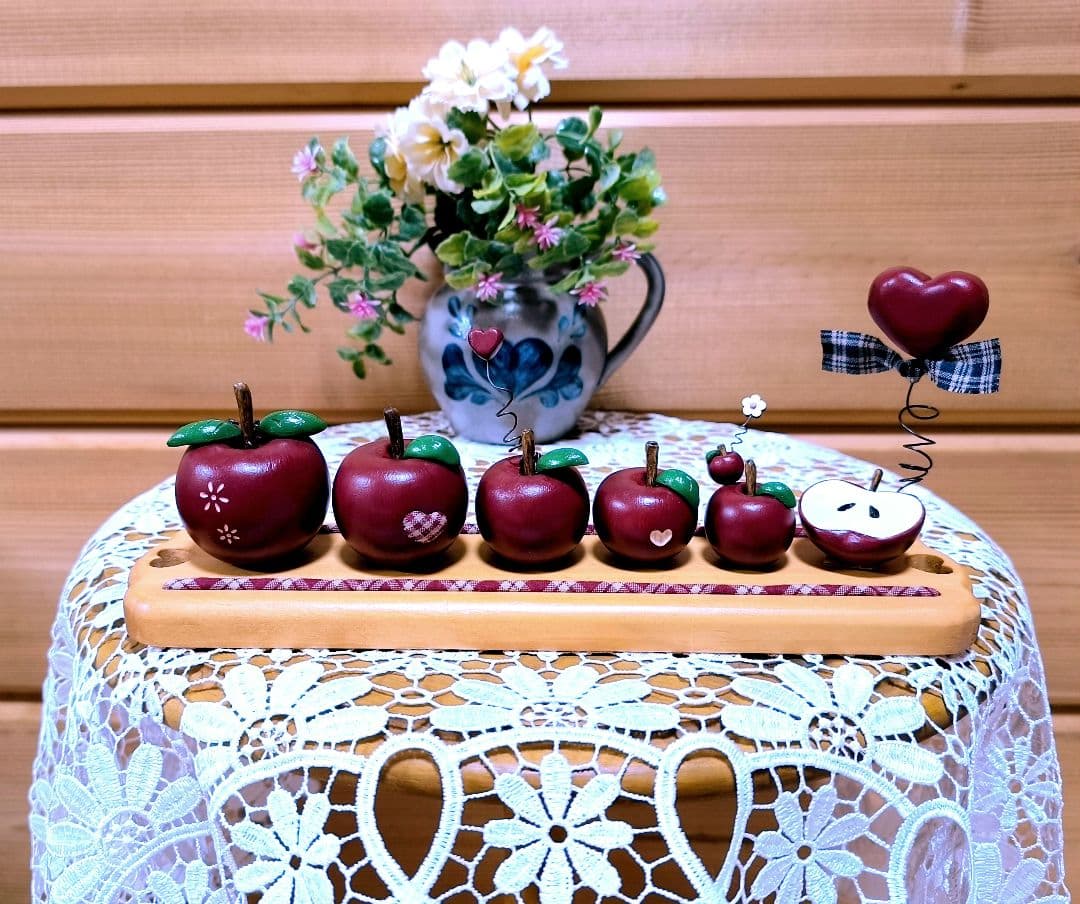 ⭐アメリカンカントリー雑貨♥️木製まん丸りんごのおめかし家族②✳️トレー付き✳️