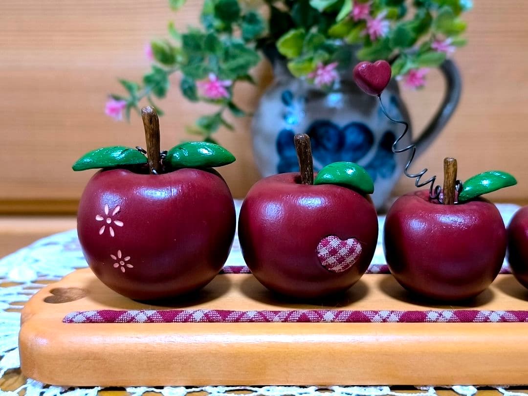 ⭐アメリカンカントリー雑貨♥️木製まん丸りんごのおめかし家族②✳️トレー付き✳️