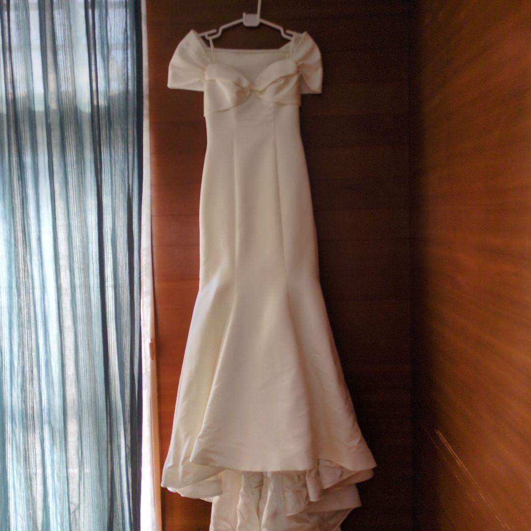 オフホワイト　オフショルダーウェディングドレス