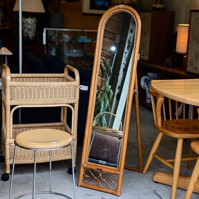 ヴィンテージのラタンスタンドミラー
