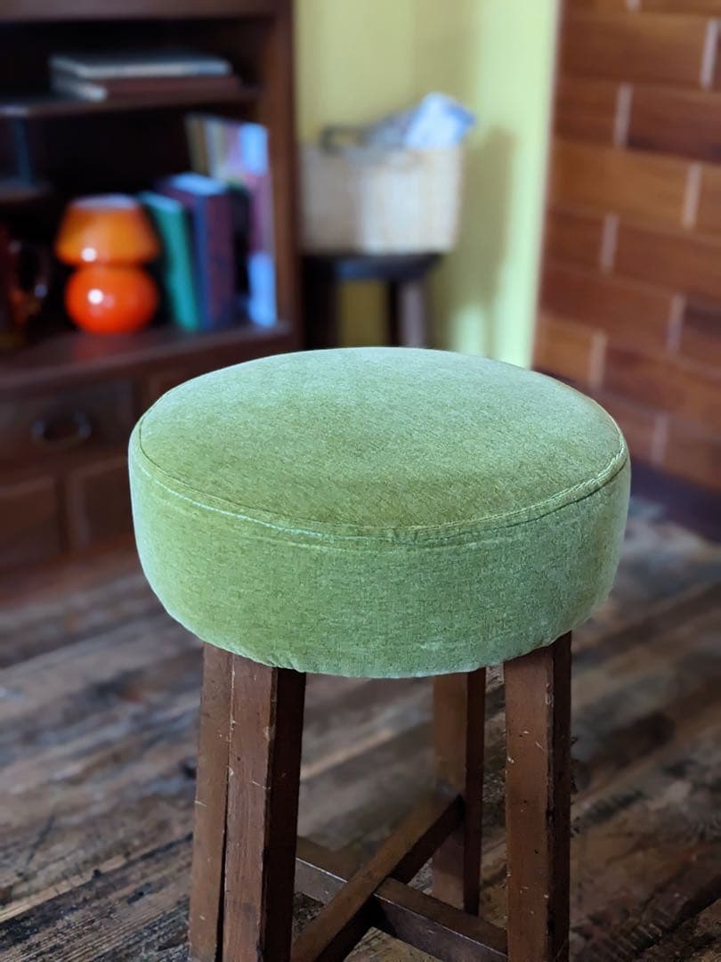 グリーンのファブリックスツール　木製脚付き　布製