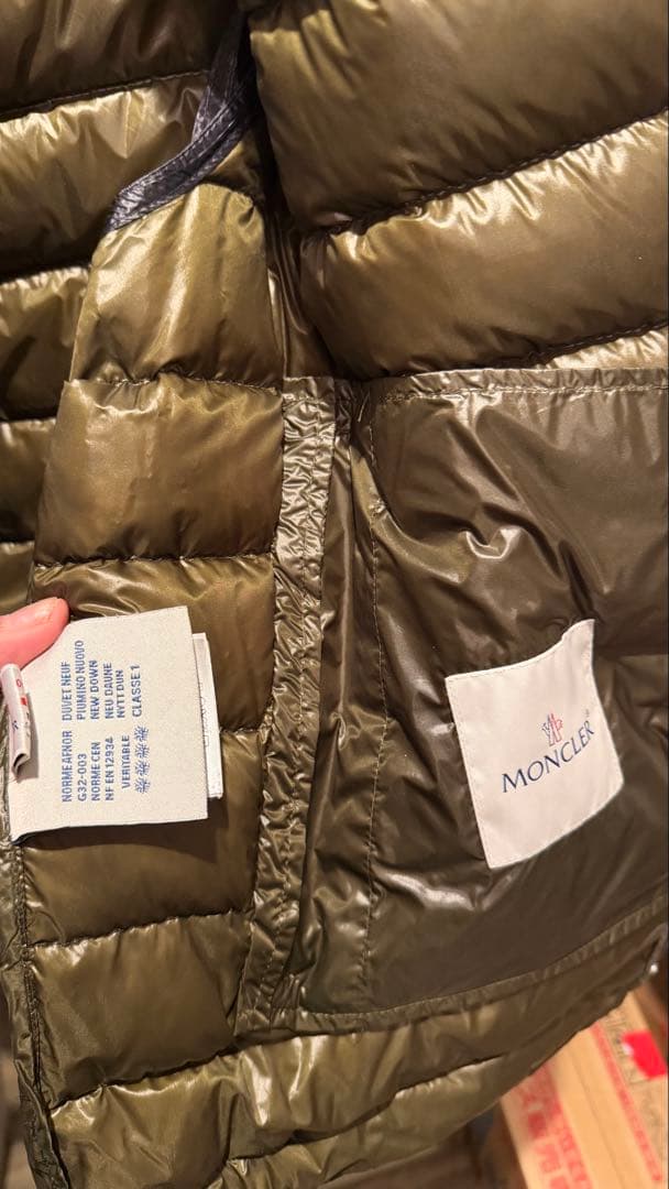 モンクレール　黒 フード付きダウンベスト　6
