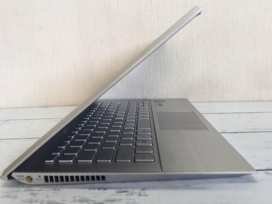 SONY SVP112 11.6型 870g/13.2mm コンパクトノートPC