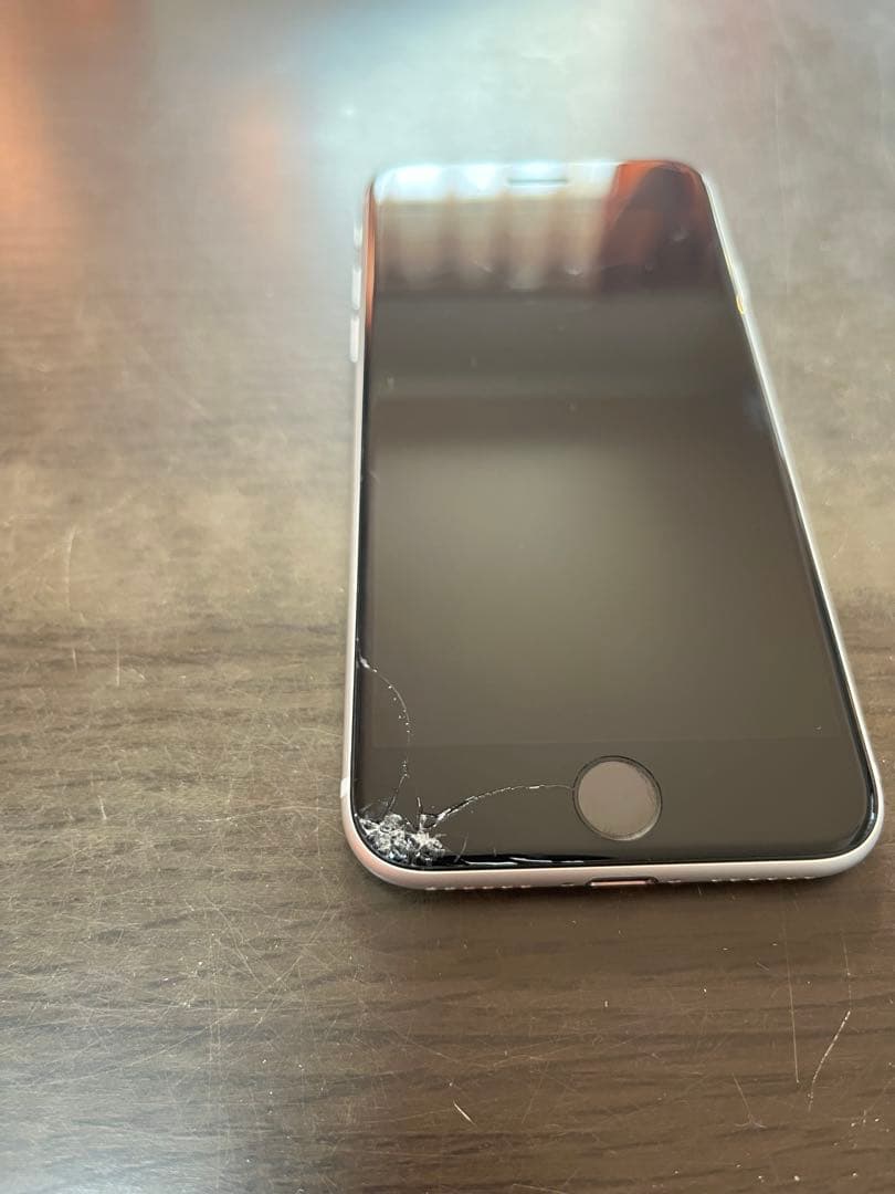 Apple iPhone SE第二世代　64GB ホワイト 画面にひびあり