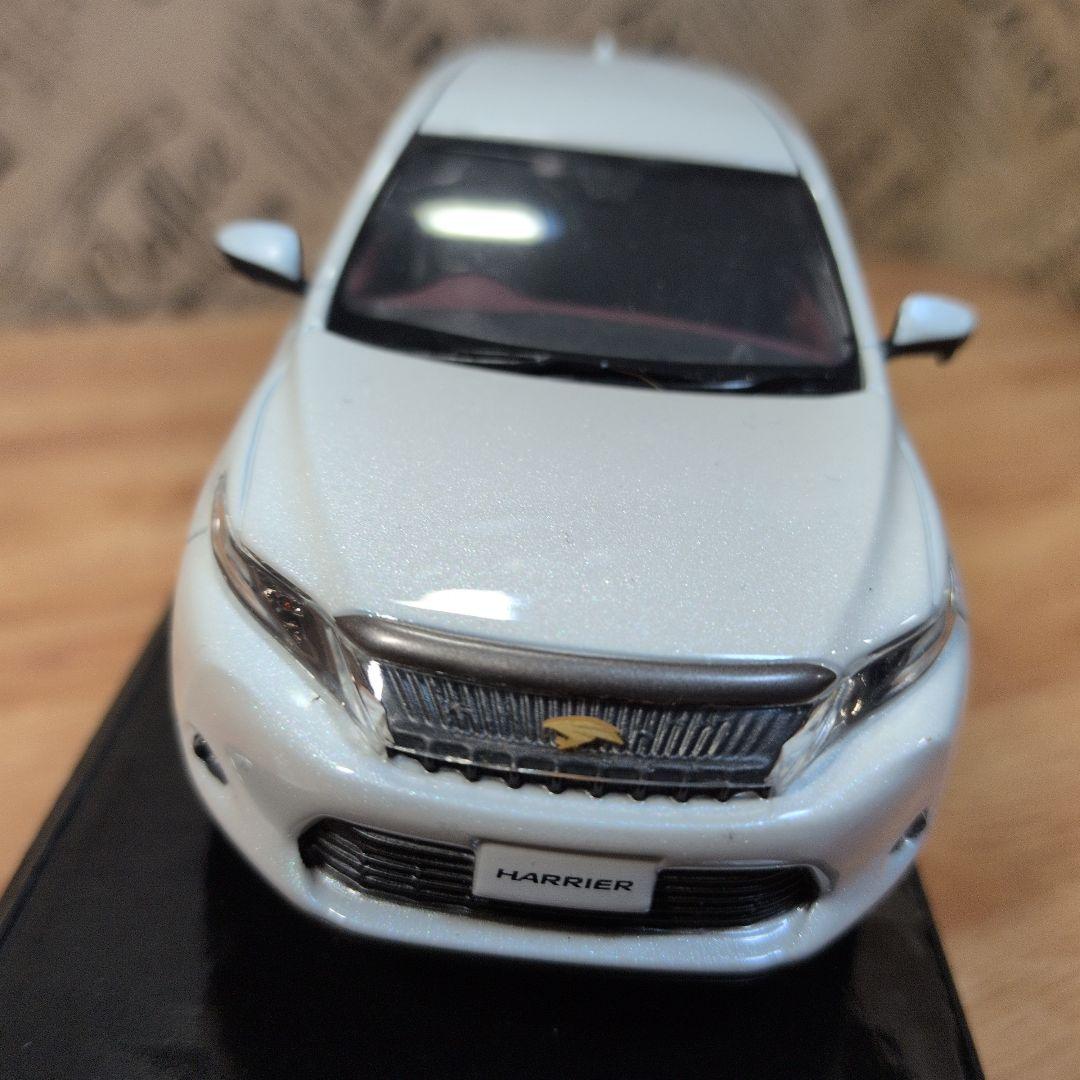 トヨタ ハリアー カラーサンプル ホワイトパールクリスタルシャイン 1/30