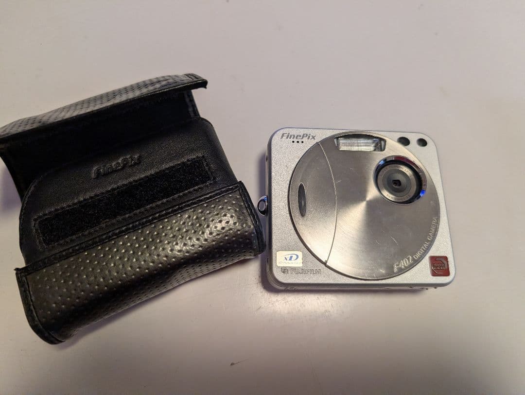 FUJIFILM FinePix F402 動作品 充電器・ケース付 デジカメ