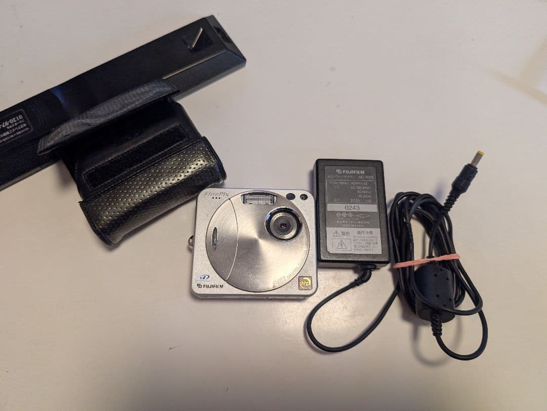 FUJIFILM FinePix F402 動作品 充電器・ケース付 デジカメ