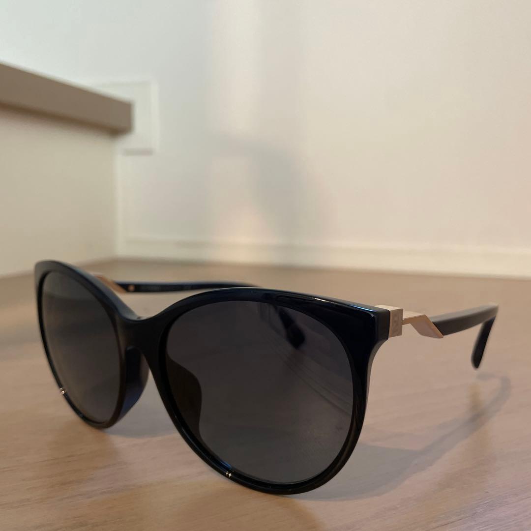 ブラック キャットアイ サングラス FENDIのロゴ入り