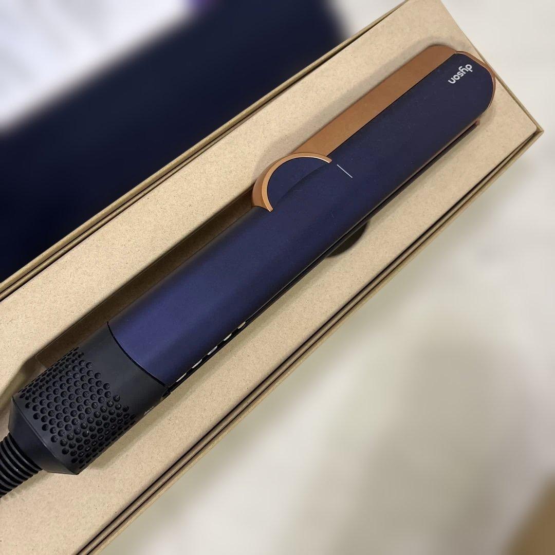 今だけ半額以下　dyson Airstrait HT01 ヘアストレイトナー