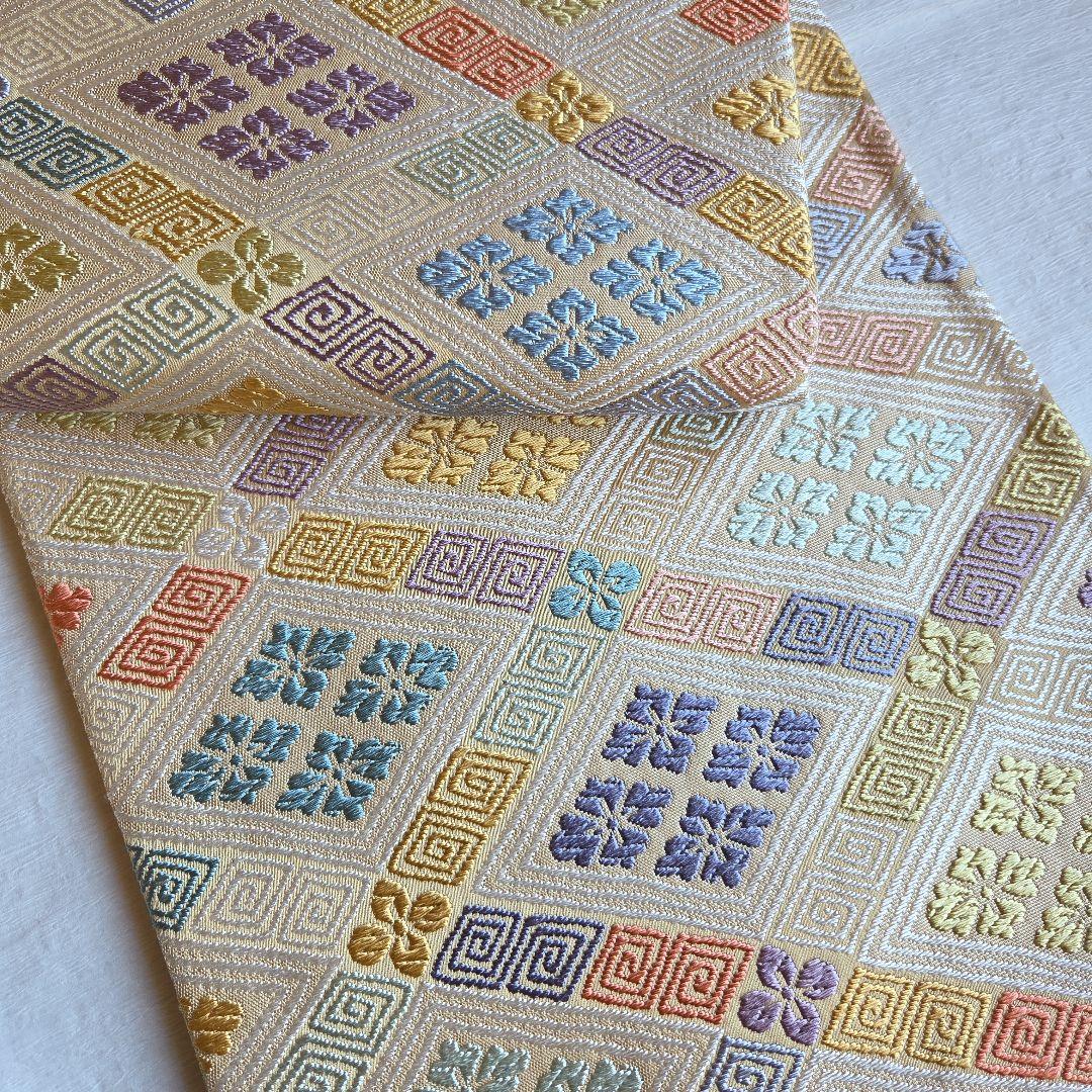 やさしいベージュ　菱取花菱文の袋帯