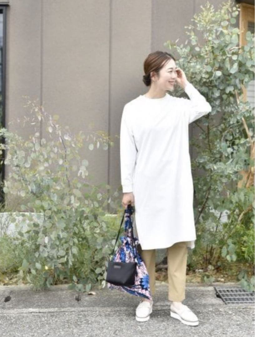 OUR　アワーホーム　ハリ感素材のチュニック丈プルオーバー　ホワイト