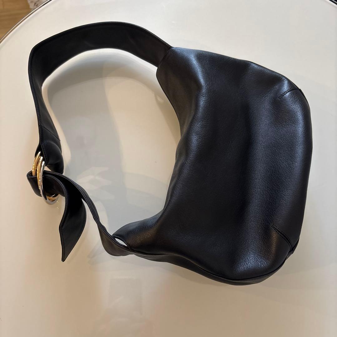 【Cartierカルティエ本物】黒のハンドバッグ ゴールドリング付き